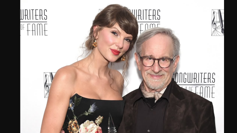 Taylor Swift junto al director Steven Spielberg.