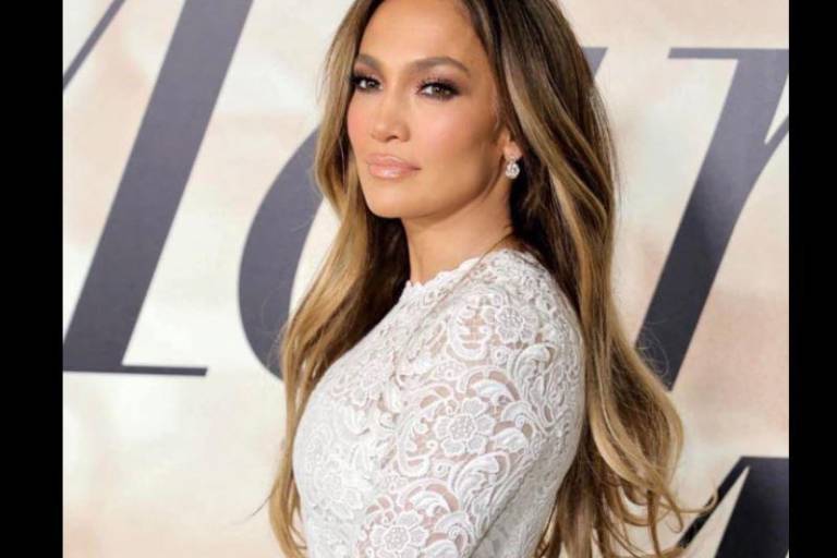 Revela JLO cómo recibió su anillo de compromiso mientras se bañaba