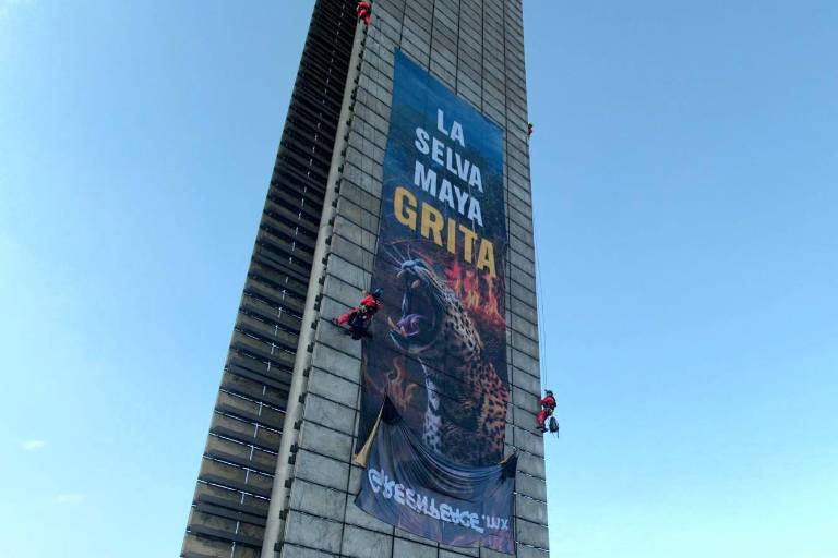 Activistas escalan la Estela de Luz para denunciar devastación de la Selva Maya; exigen a Semarnat su intervención