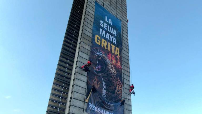 Activistas de la organización Greenpeace México escalan a la Estela de Luz para denunciar la devastación de la Selva Maya.