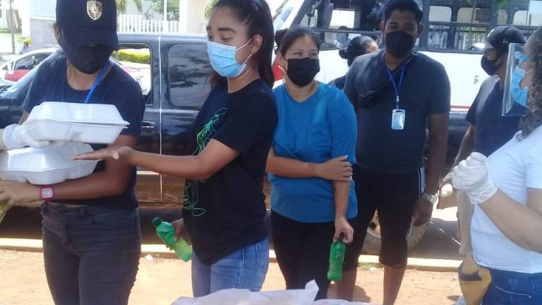 Rosarenses llevan alimentos a familiares de enfermos de Covid a las afueras de hospitales públicos en Mazatlán