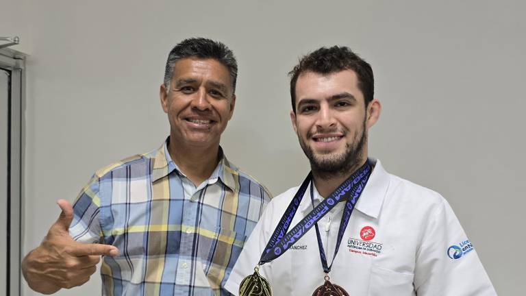 Jorge Sánchez presume sus dos medallas conseguidas en el Polaris PSG 2026.