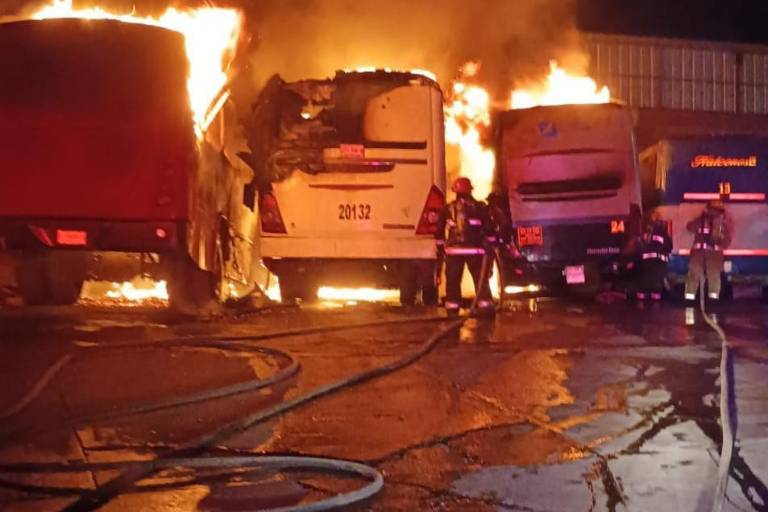 Se incendian 4 autobuses en Mazatlán; evacuan a personal de gasolinera cercana