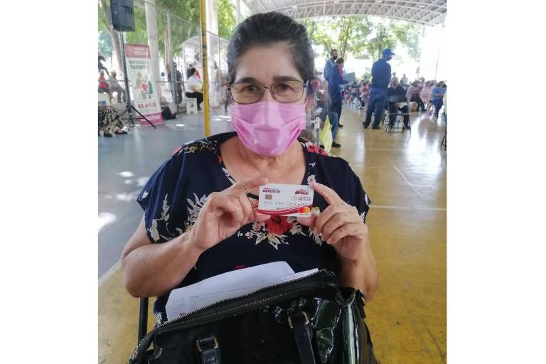 Irma lleva dos años sin trabajar en el transporte escolar debido a la pandemia; se emociona al recibir su apoyo de Bienestar