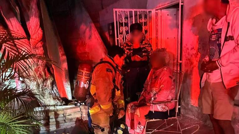 Elementos de Bomberos rescataron a una adulta mayor que se encontraba al interior de una casa que se incendió en la colonia López Mateos.