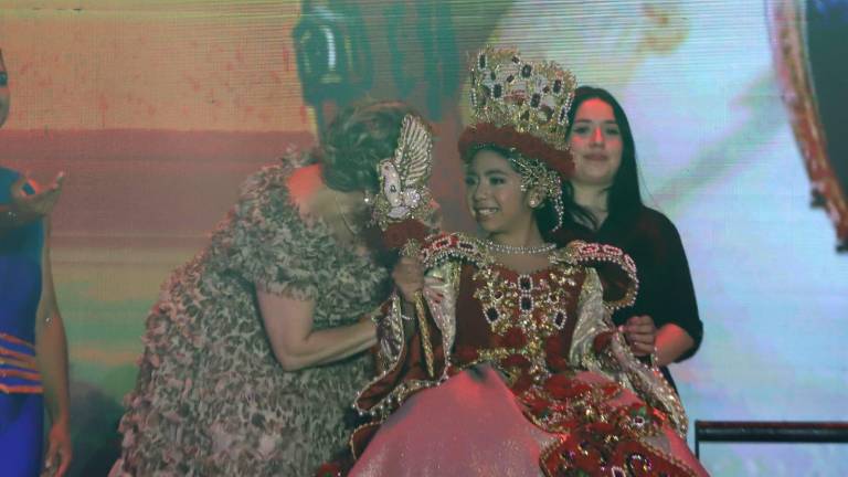 Eileen I fue coronada Reina Infantil del Carnaval de Mazatlán 2026 por Eneyda Rocha, presidenta del Sistema DIF Estatal.