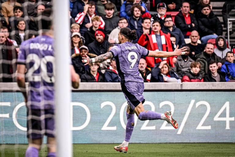 Liverpool aplasta al Brentford y mantiene el liderato