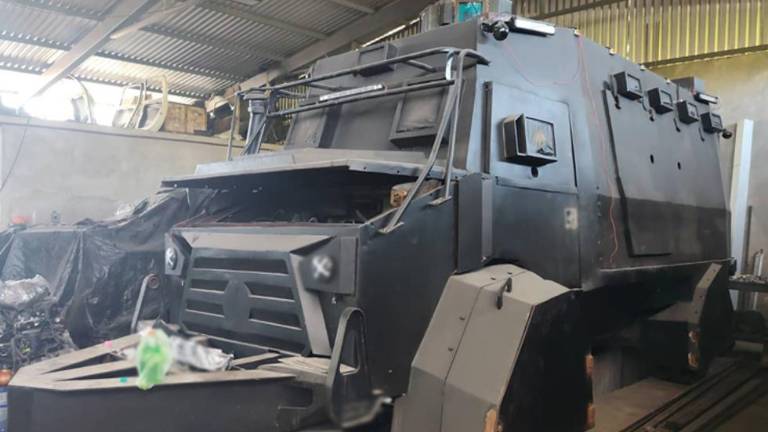 Personal naval localizó vehículos con blindaje artesanal, conocidos como “monstruos”, al catear un inmueble de Coahuayana, Michoacán.