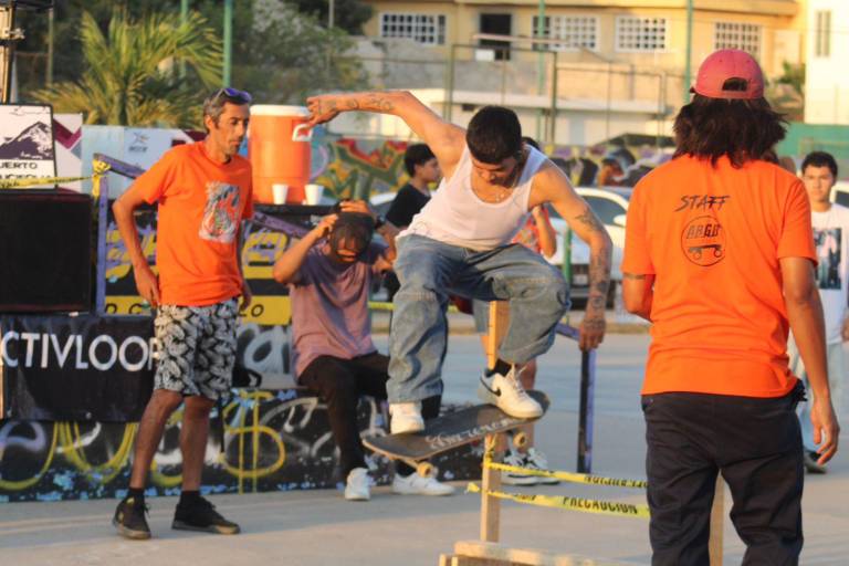 Con increíbles trucos celebran el Día Mundial del Skateboarding