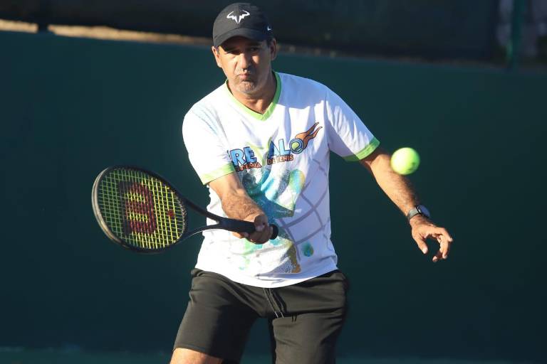 Jorge Aviña impone su experiencia en Copa de Tenis de la Primavera