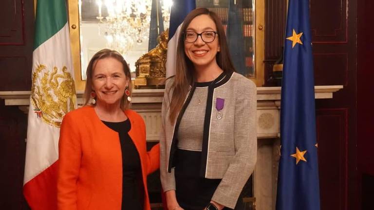 Delphine Borione, Embajadora de Francia en México, entregó la condecoración a Brenda Galaviz.