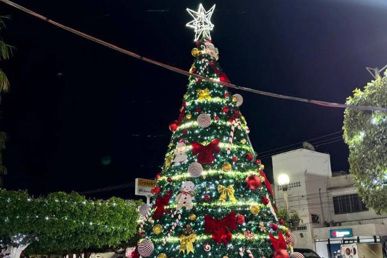 Encienden el árbol y realizan desfile navideño en Escuinapa