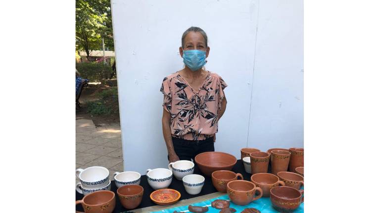 Zara tiene 64 años de edad, y casi la mitad de su vida ha realizado artesanías de barro.