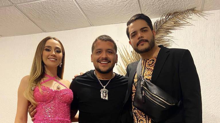 Carolina Ross, Christian Nodal y Alex Uribe, miembro del equipo de Carolina.