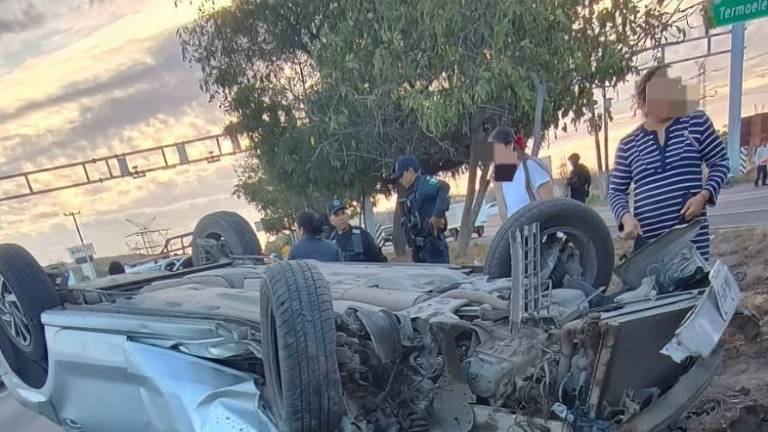 Vehículo volcado en la salida sur de Mazatlán.