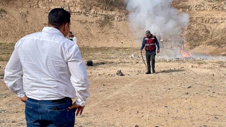 Especialistas en explosivos destruyen 250 kg de pirotecnia decomisada en operativos de Culiacán.