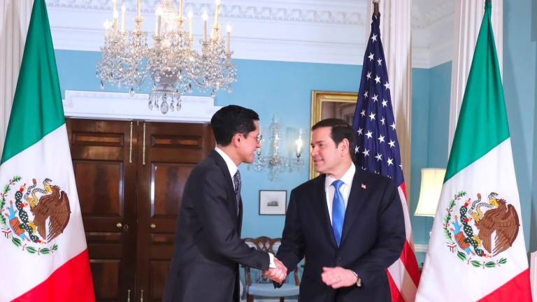 Rubio y Velasco posaron ante las cámaras minutos antes de iniciar su reunión a puerta cerrada.