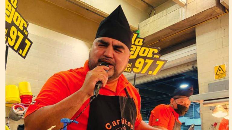 Luis Antonio López “El Mimoso” se disfraza de taquero en la Ciudad de México.