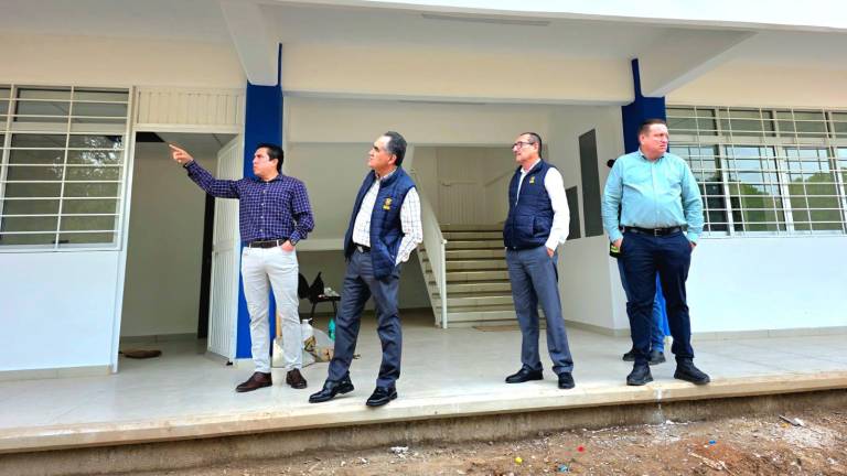El Rector de la UAS Jesús Madueña Molina recorre el edificio de Medicina que se construye en Guasave.