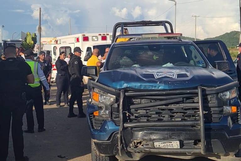 Chocan patrulla y automóvil afuera del estadio El Encanto; reportan tres policías y un civil lesionados