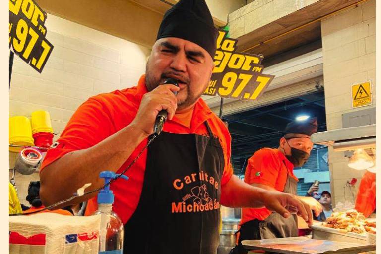 Sorprende Luis Antonio López ‘El Mimoso’ a sus fans vestido como taquero en central de abastos