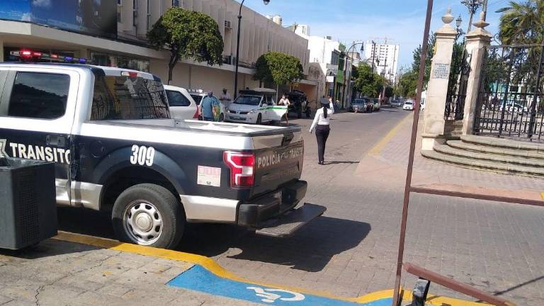 Patrulla número 309 estacionada indebidamente a las afueras del Ayuntamiento de Mazatlán.