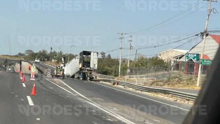 Autoridades mantienen labores para retirar unidades calcinadas en tramos afectados.