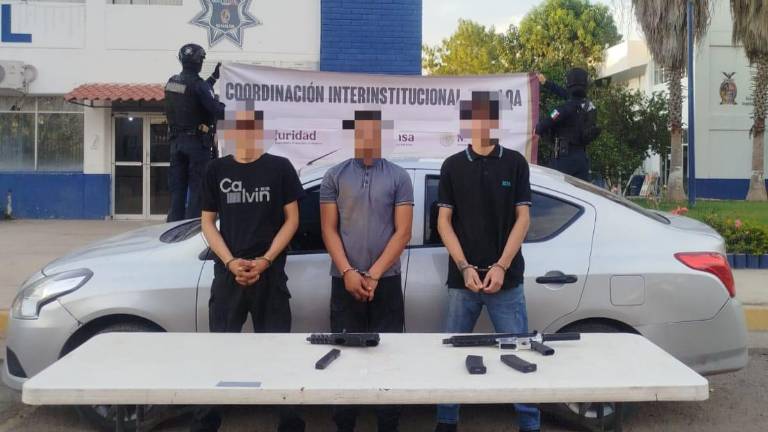Armamento y vehículo asegurados tras la detención de tres civiles en el sector sur de la capital.