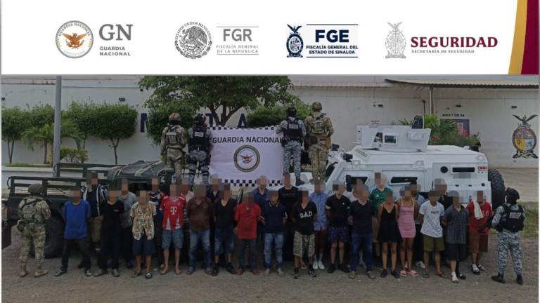 Elementos de seguridad detuvieron a 28 personas y aseguraron armas, municiones y equipo táctico durante un operativo en El Roble.