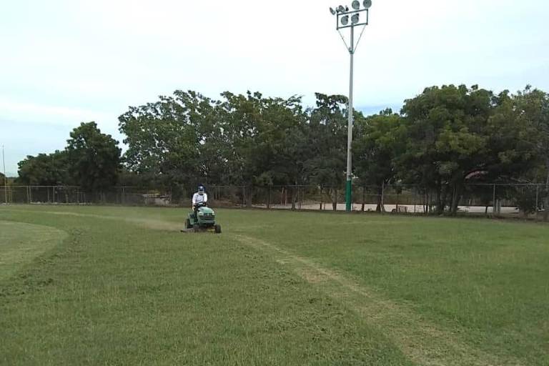 En Elota dan mantenimiento a los campos deportivos