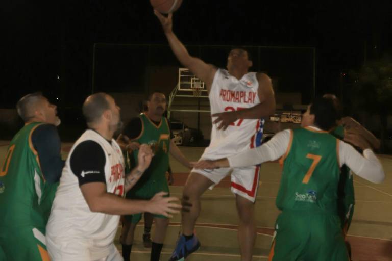 Barra al Mar sigue con paso inmaculado en Maxibásquet