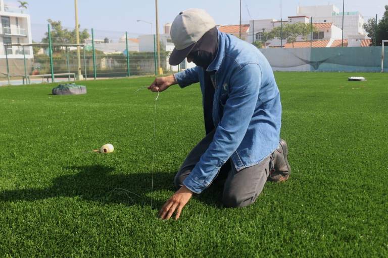 Avanza rehabilitación de la cancha de futbol 7 del Sábalo Country