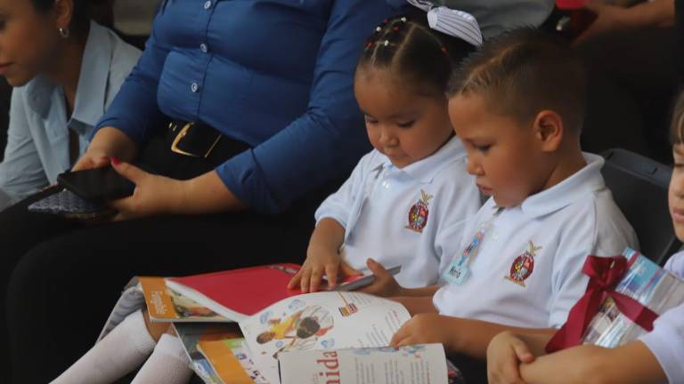 Miles de niños de Sinaloa ya cuentan con sus uniformes, útiles y calzado escolar proporcionado por el Gobierno estatal en el actual ciclo escolar.