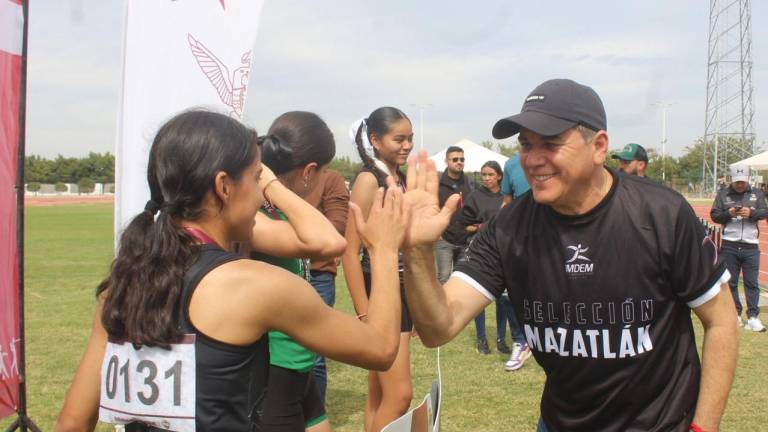 Alcalde de Mazatlán visita a atletas en la etapa estatal de los Juegos Conade