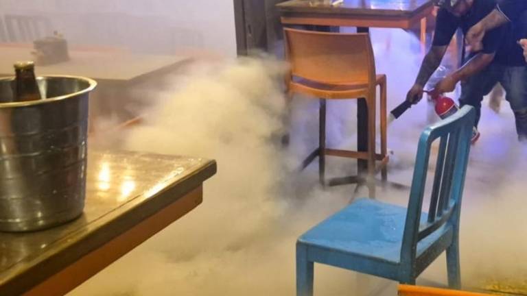 Tras los hechos, no se reportaron lesionados, aunque sí obligó a la evacuación de personas que se encontraban en el local.