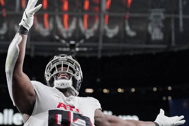 Los Falcons se imponen y se mantienen en carrera por la NFC Sur