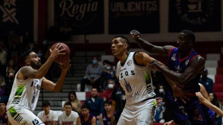 Israel Nolasco llega precedido por un gran cartel.