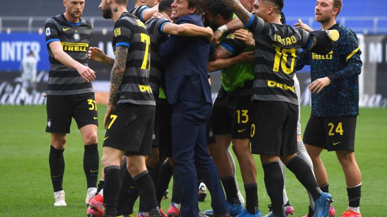 Jugadores y cuerpo técnico del Inter celebran el triunfo que los pone cada vez más cerca del título en Italia.