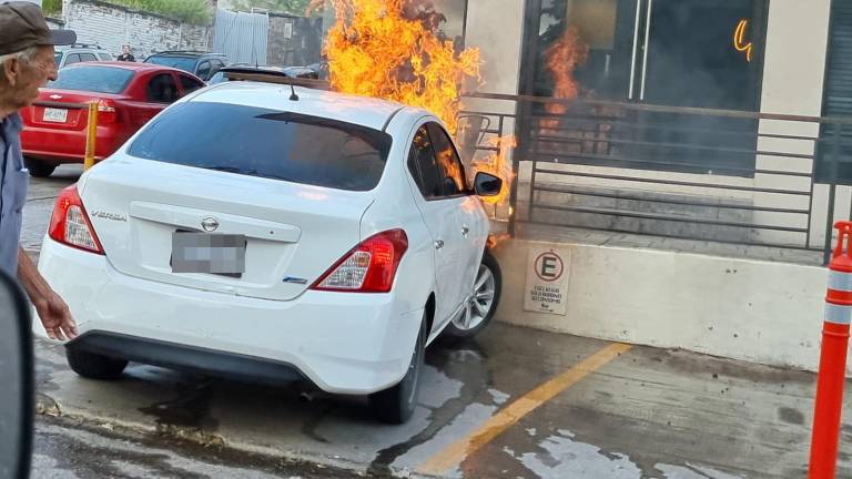 El vehículo se incendió en el estacionamiento de un negocio tras sufrir una falla.