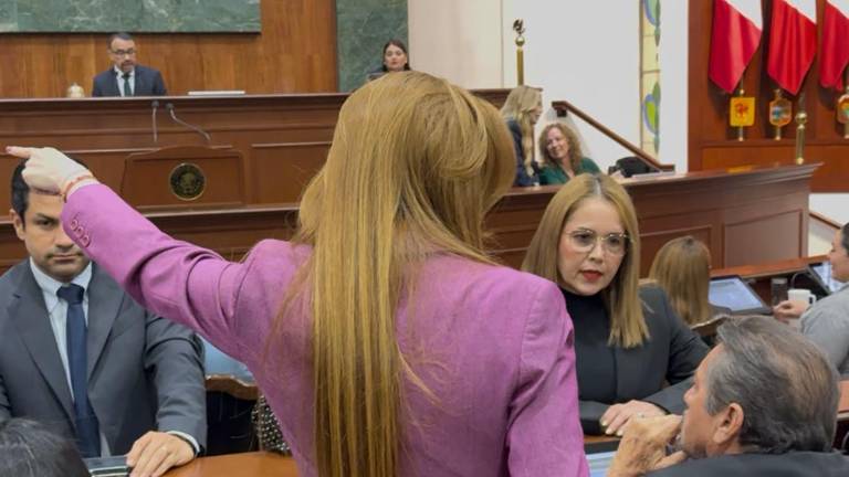 Legisladoras de Movimiento Ciudadano y del PRI reclaman en el Congreso de Sinaloa que se les negara su participación en tribuna.