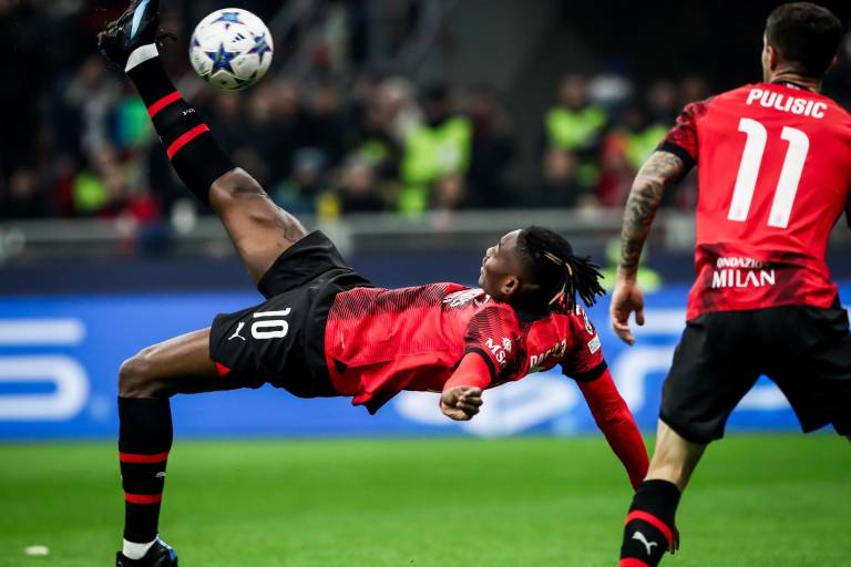 Milan toma aire en Champions con victoria por 2-1 ante el PSG