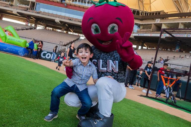 La realeza guinda celebra a los ‘peques’ en el estadio de Tomateros