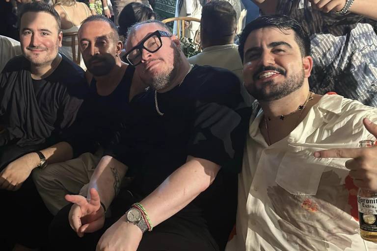 Con estrellas de la música, celebra Carín León su cumpleaños 35