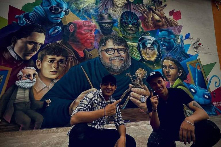 Sorprenden jóvenes con mural dedicado a Guillermo del Toro en León, Guanajuato
