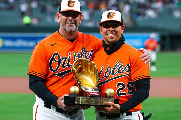Ramón Urías recibe su Guante de Oro de la temporada 2022