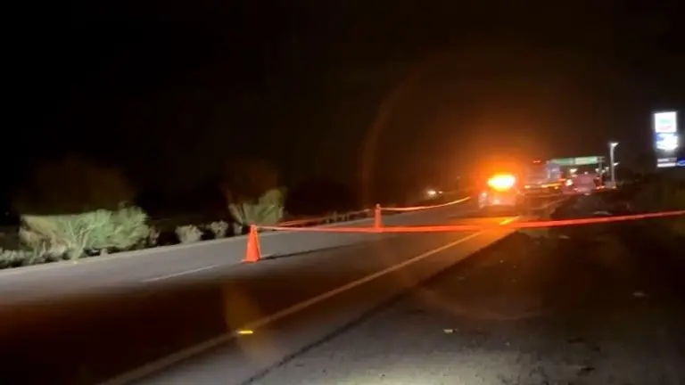 Un motociclista murió tras ser embestido por un presunto tráiler que huyó sobre la carretera México 15, a 500 metros de El Trébol, en Los Mochis.