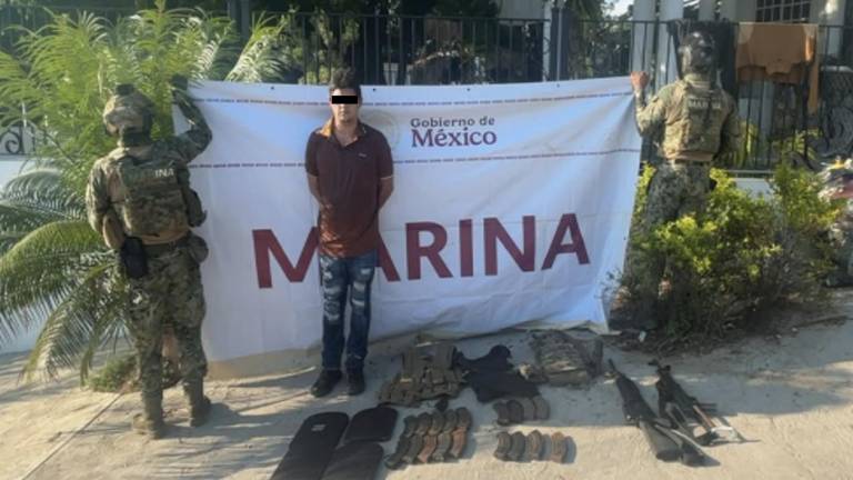 Elementos navales resguardan al civil y armamento asegurado en La Noria de San Antonio.