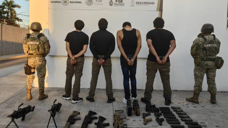 Integrantes del Grupo Interinstitucional aseguraron armas, granadas y vehículos tras la detención de los presuntos responsables del homicidio de dos policías en Culiacán.