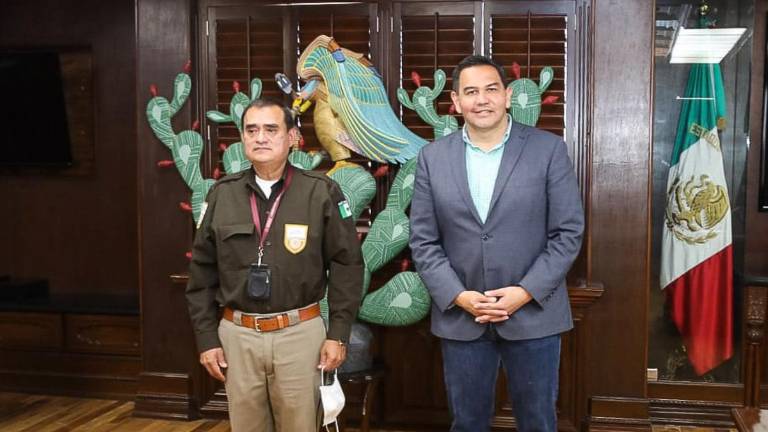 El Contralmirante en retiro, Salvador González Guerrero, delegado del Instituto Nacional de Migración, con el Alcalde de Ciudad Juárez.