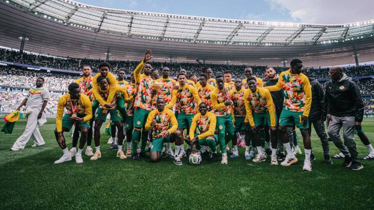 Senegal carga con el trofeo de la Copa Africana.